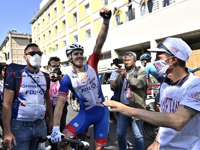 Francúzsky cyklista Arnaud Demare oslavuje v cieli po jeho víťazstve 5. etapy cyklistických pretekov Giro D'Italia
