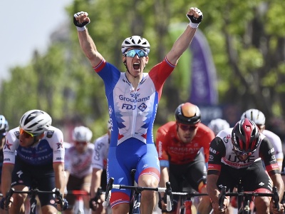 Francúzsky cyklista Arnaud Demare oslavuje v cieli po jeho víťazstve 5. etapy