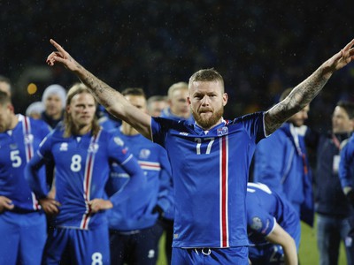 Tradičná oslava Islandu na čele s kapitánom Aron Gunnarssonom