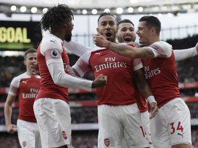Hráč Arsenalu Pierre-Emerick Aubameyang oslavuje gól so svojimi spoluhráčmi