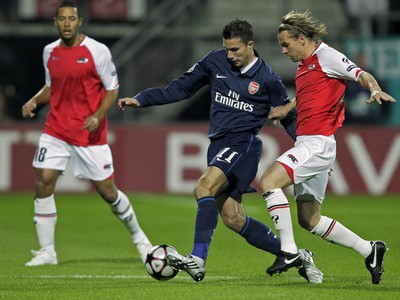 Robin van Persie, Brett Holman a Moussa Dembele 
