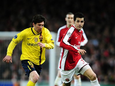 Cesc Fabregas vedie loptu pred Messim