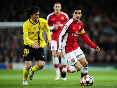 Cesc Fabregas v súboji s Messim