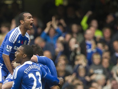 Ashley Cole a hráči Chelsea sa tešia z gólu