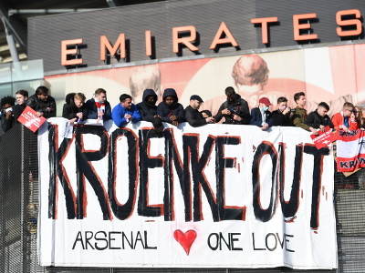 Fanúšikovia žiadajú odchod majiteľa klubu Stana Kroenkeho