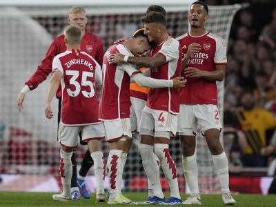 Futbalisti Arsenalu oslavujú gól do siete Manchestru City