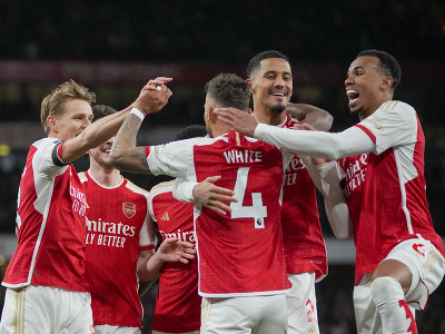 Obranca Ben White oslavuje svoj gól so spoluhráčmi z Arsenalu