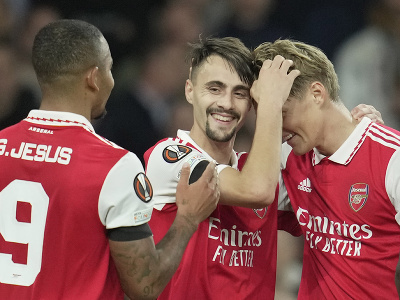 Hráči Arsenalu oslavujú gól
