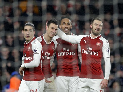 Laurent Koscielny so spoluhráčmi oslavuje gól Arsenalu