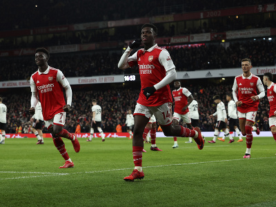 Hráč Arsenalu Londýn Eddie Nketiah sa teší z gólu 