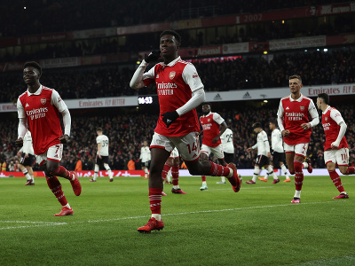 Hráč Arsenalu Londýn Eddie Nketiah sa teší z gólu 
