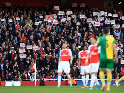 Fanúšikovia Arsenalu s nápismi 