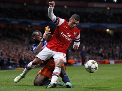 Alex Oxlade-Chamberlain a Jonathan Tinhan