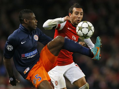 Santi Cazorla a Henri Bedimo 