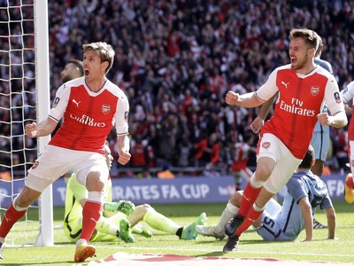 Nacho Monreal (vľavo) z Arsenalu Londýn sa teší z gólu s Aronom Ramseyom (vpravo)