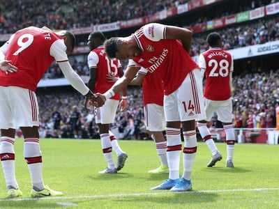 Alexandre Lacazette a Pierre-Emerick Aubameyang spoločne oslavujú gól Arsenalu 
