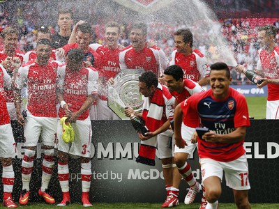 Hráči Arsenalu po zisku anglického Superpohára