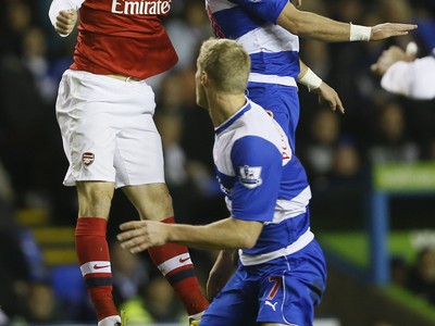 Thomas Vermaelen z Arsenalu v súboji s Noelom Huntom z Readingu