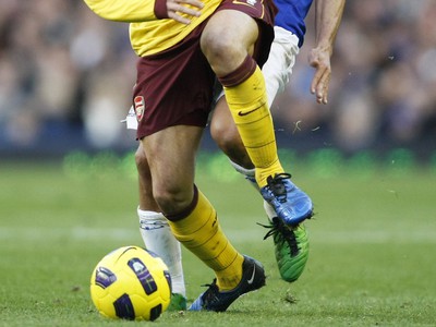 Cesc Fábregas v súboji so Stevenom Pienaarom