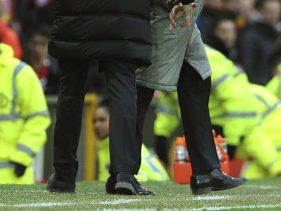 Jose Mourinho si podáva ruku s Arsenom Wengerom po zápase