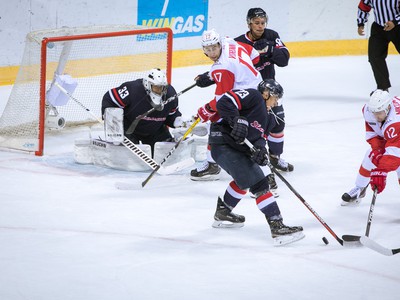 Jakub Štěpánek (vľavo) a Tommi Taimi (uprostred hore) z HC Slovan Bratislava, Artem Voronin (uprostred) a Anatoly Nikontsev (vpravo) zo Spartak Moskva 