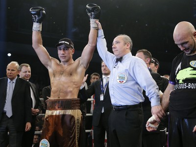 Arthur Abraham knokautoval Bouadlu a obhájil titul šampióna