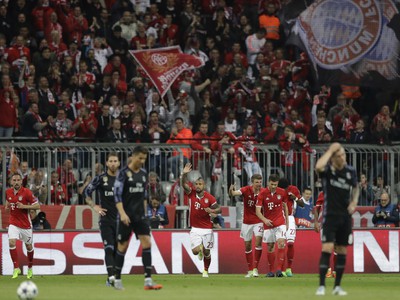 Arturo Vidal so spoluhráčmi oslavuje vedúci gól Bayernu