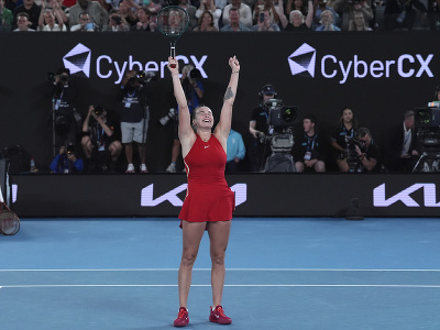 Bieloruská tenistka Aryna Sabalenková sa raduje z triumfu vo finále Australian Open 2024