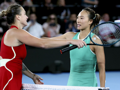 Čínska tenistka Čchin-wen Čeng blahoželá Aryne Sabalenkovej k titulu na Australian Open