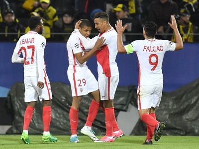 Radosť hráčov Monaca po góle mladučkého Mbappého