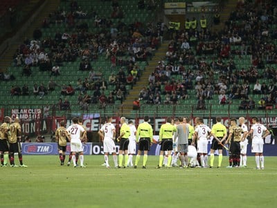 Hráči AS Rím a AC Milána počas prerušenia zápasu