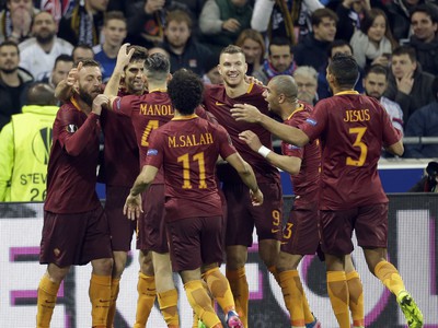 Futbalisti AS Rím sa tešia po strelení gólu