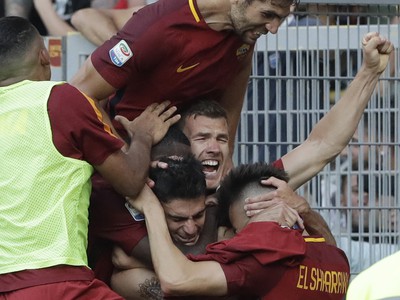 Hráči AS Rím oslavujú gól