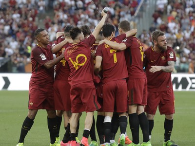Hráči AS Rím oslavujú gól