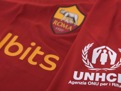 Špeciálne potlačené dresy s logom UNHCR, v ktorých hráči AS Rím odohrajú nedeľné stretnutie proti Sassuolu