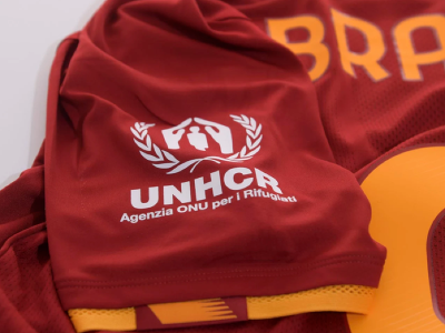 Špeciálne potlačené dresy s logom UNHCR, v ktorých hráči AS Rím odohrajú nedeľné stretnutie proti Sassuolu