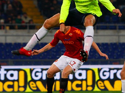 Benjamin Huggel z FC Bazilej strieľa otvárací gól zápasu