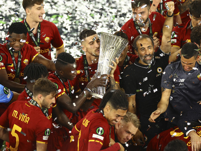 Oslavy hráčov rímskeho AS z triumfu v Európskej konferenčnej lige