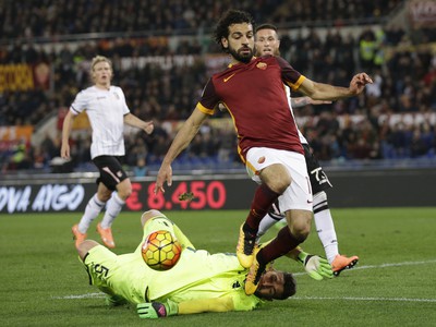Mohamed Salah sa dostáva cez brankára a strieľa gól