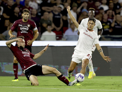 Paulo Dybala sa snaží získať loptu pod svoju kontrolu