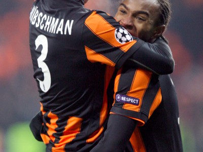 Hybschman oslavuje gól so spoluhráčom Willianom