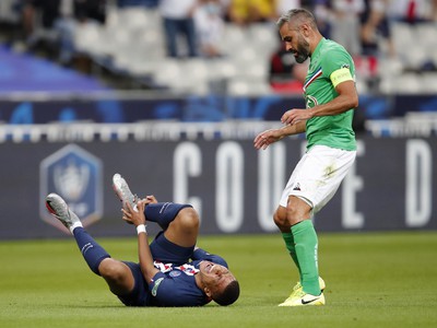 Obranca Loic Perrin vo finále Francúzskeho pohára