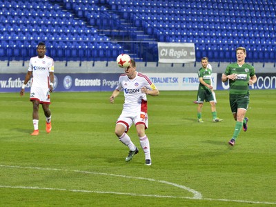 Lukáš Skovajsa z AS Trenčín (uprostred)