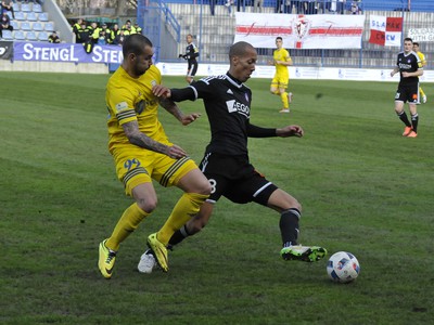 Hráč Michaloviec Maksim Votinov (vľavo) a hráč Trenčína Ryan Koolwijk (vpravo)