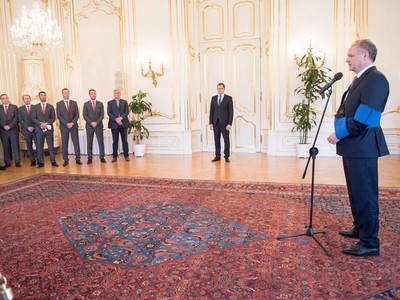 Prezident SR Andrej Kiska (vpravo) počas prijatia víťazov futbalovej ligy AS Trenčín v Prezidentskom paláci