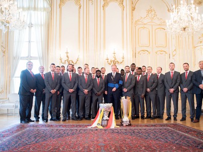 Prezident SR Andrej Kiska (uprostred) počas prijatia víťazov futbalovej ligy AS Trenčín v Prezidentskom paláci