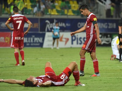 Na snímke hráči Trenčína po prehre 3:0 v odvete play off Európskej ligy AEK Larnaka - AS Trenčín