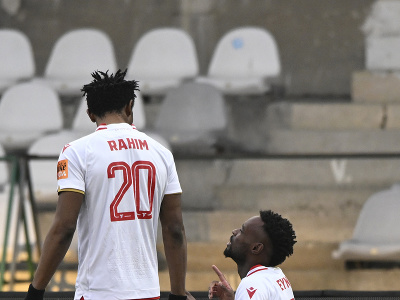 Zľava Rahib Ibrahim a Eynel Soares (obaja AS Trenčín) sa tešia po strelení gólu