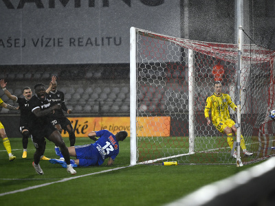 Tretí zľava Hilary Gong (AS Trenčín) oslavuje gól v sieti brankára Cristiana Pereiru Figueireda (FC Košice)