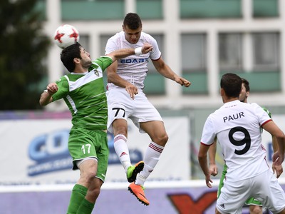 Autor prvého gólu hráč hostí Giorgi Guruli (vľavo) v hlavičkovom súboji s Trenčanom Antoniom Manceom (uprostred)